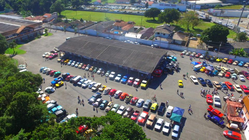 Vista aérea do Pavilhão de Eventos com centenas de veículos antigos